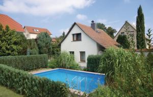 une maison avec une piscine dans la cour dans l'établissement Beautiful Home In Spitzkunnersdorf With Kitchen, à Spitzkunnersdorf