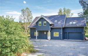 TingsrydにあるStunning Home In Tingsryd With Kitchenの青い家 ガレージ