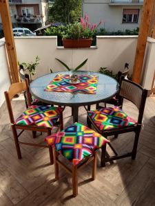uma mesa com duas cadeiras e uma mesa com uma colorfulussão em Apartment Janja em Vojnik