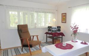 - un salon avec une table et une chaise dans l'établissement Awesome Home In Osby With 2 Bedrooms, à Hästveda