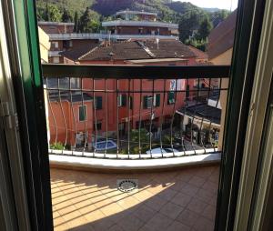 una ventana con vistas a un edificio en La Casa Di Aaron, en Rapallo