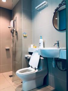 a bathroom with a toilet and a sink at Scott Garden - Mid Valley by Leisure2U - Cheap stay, check in out time and price negotiable in Kuala Lumpur