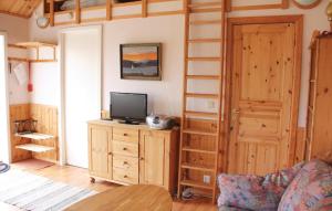 ロンネビューにあるBeautiful Home In Ronneby With 2 Bedroomsの木製ドレッサーの上にテレビが備わる客室です。