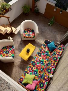 uma sala de estar com duas cadeiras e um sofá colorido em Apartment Janja em Vojnik