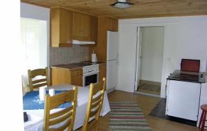 Kuchyň nebo kuchyňský kout v ubytování 2 Bedroom Cozy Home In Bredaryd