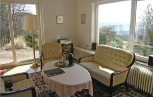 ein Wohnzimmer mit zwei Stühlen und einem Couchtisch in der Unterkunft Awesome Home In Kelkheim-Eppenhain in Vockenhausen