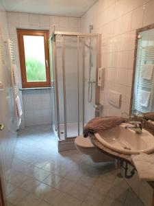 uma casa de banho com um chuveiro e um lavatório. em Gasthof Waldruhe em Solda