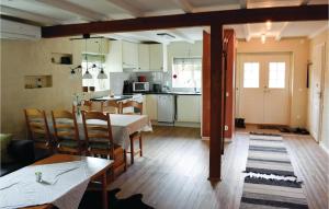 Beautiful Home In Hestra With Kitchen في Valdshult: مطبخ وغرفة طعام مع طاولة وكراسي