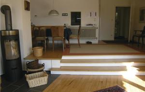 ein Wohnzimmer mit einer Treppe, einem Tisch und Stühlen in der Unterkunft Awesome Home In Kelkheim-Eppenhain in Vockenhausen