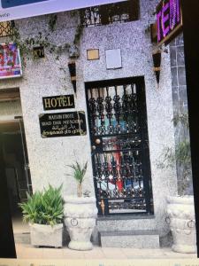 una tienda con una puerta llena de botellas de vino en Riad Dar Mesouda, en Tánger