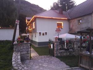 a white building with a sign that reads cool rooms at Vila MAGDA in Mavrovo