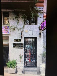 una tienda frente a un hotel con una puerta en Riad Dar Mesouda en Tánger