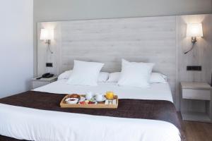 Postel nebo postele na pokoji v ubytování Hotel Helios Lloret