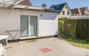 un patio trasero con una valla y un aro de baloncesto en 2 Bedroom Awesome Home In Zingst, en Zingst