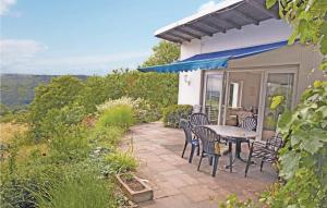 eine Terrasse mit Stühlen und einem Tisch in einem Haus in der Unterkunft Awesome Home In Kelkheim-eppenhain With Wifi in Vockenhausen