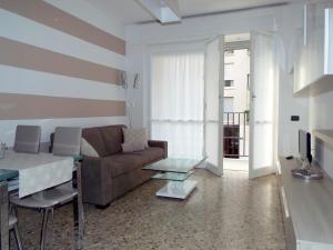 sala de estar con sofá y mesa en Lacaralele Apartment, en Milán