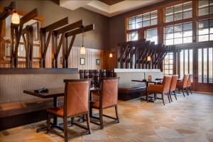 Restoran või mõni muu söögikoht majutusasutuses Running Y Ranch Golf & Spa Resort