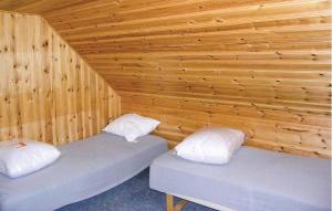 HallarydにあるStunning Home In Hallaryd With Kitchenのベッド2台 木製の壁の部屋