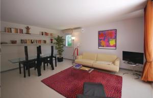 uma sala de estar com um sofá e uma mesa em Nice Apartment In Saint Raphael With Outdoor Swimming Pool em Saint-Raphaël
