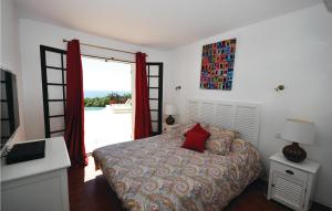 ein Schlafzimmer mit einem Bett und einer Glasschiebetür in der Unterkunft Cozy Home In Les Issambres in Les Issambres