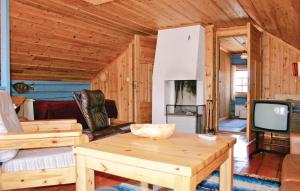 ein Wohnzimmer mit einem Tisch und einem TV in der Unterkunft Stunning Home In Trnaby With Kitchen in Tärnaby