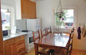 eine Küche mit einem Holztisch mit Stühlen und einem Tisch und eine Küche mit in der Unterkunft Holiday Home Farsund Krågenes in Farsund