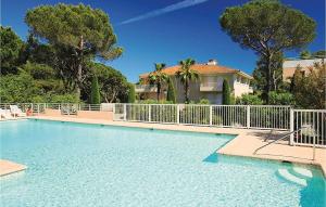 una gran piscina frente a una casa en Nice Apartment In Saint Raphael With Outdoor Swimming Pool, en Saint-Raphaël