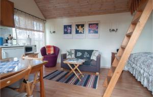 mały salon z łóżkiem i kuchnią w obiekcie Gorgeous Studio In Visby With Wifi w mieście Fole