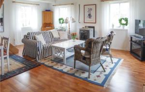 Seating area sa Beautiful Home In Eskilstuna With Kitchen