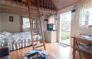 sypialnia z łóżkiem piętrowym i biurkiem w obiekcie Gorgeous Studio In Visby With Wifi w mieście Fole