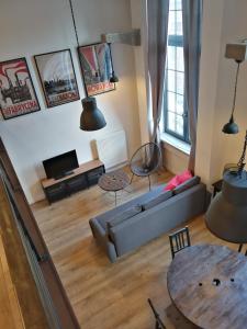 uma sala de estar com um sofá e uma mesa em RedCity LOFT em Żyrardów