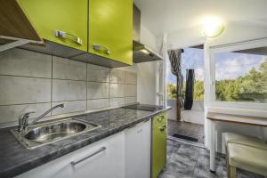 Kuchyň nebo kuchyňský kout v ubytování Apartments Marko