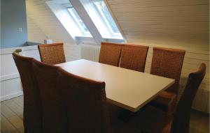 una sala da pranzo con tavolo e sedie di Beautiful Apartment In Thulendorf-sagerheide With Kitchen a Thulendorf