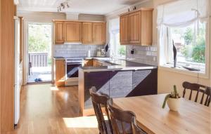 Amazing Home In Dirdal With Kitchen في Dirdal: مطبخ بدولاب خشبي وطاولة خشبية