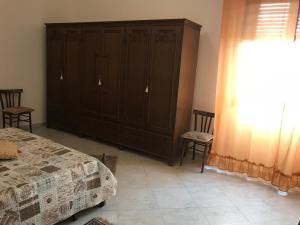 sypialnia z dużą szafą i łóżkiem w obiekcie via marchesi Avola (sr) w mieście Avola