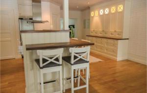 صورة لـ Lovely Home In Trans With Kitchen في Bjärsjö