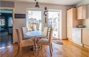 ヴィスビーにあるStunning Home In Visby With 3 Bedrooms And Wifiのキッチン、ダイニングルーム(テーブル、椅子付)