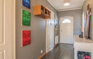 un pasillo con pinturas de caras en la pared en Amazing Home In Visby With Wifi, en Visby