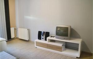 ein Wohnzimmer mit einem TV auf einem Tisch in der Unterkunft Nice Apartment In Thulendorf-sagerheide With 3 Bedrooms in Thulendorf