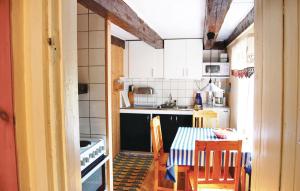 LinnerydにあるStunning Home In Linneryd With Kitchenetteの小さなキッチン(テーブル、椅子付)