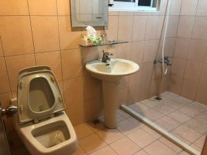 Ein Badezimmer in der Unterkunft 福緣白龍宮海景