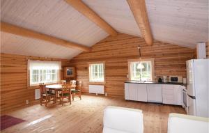 uma cozinha com paredes de madeira e uma mesa num quarto em Nice Home In Grums With Kitchen em Västra Malsjö