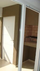 Una puerta corrediza de vidrio en una habitación con una cama. en Pinamar Alquilo Depto A 150 Mts Del Mar, en Pinamar 7 fotos más