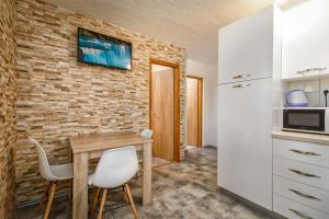 Kuchyň nebo kuchyňský kout v ubytování Apartments Marko