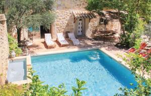 uma piscina num quintal com cadeiras e uma casa em Beautiful Home In Roujan With 5 Bedrooms, Wifi And Outdoor Swimming Pool em Roujan