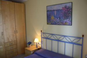 een slaapkamer met een bed en een schilderij aan de muur bij BRAVAHOLIDAYS-121-Canastell-58 in Blanes