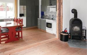 Ett kök eller pentry på Stunning Home In Lakene With Wifi