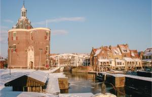 een stad met besneeuwde gebouwen en een rivier bij Studio Aan De Gracht in Enkhuizen