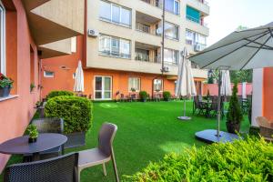 A garden outside City Avenue Hotel by HMG-Free Parking-Free Wi-Fi