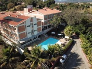 an aerial view of a house and a swimming pool at Hotel Giordano Mantiqueira in São João da Boa Vista